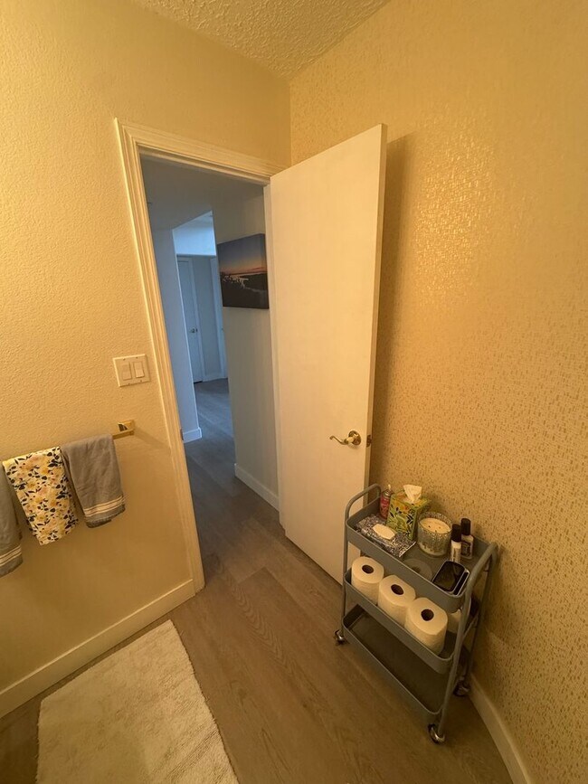 Building Photo - Fully Updated 3BR/2.5BA in Desirable Lampl...