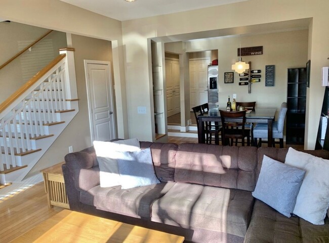 Building Photo - 2 BEDROOM 2.5 BATH TOWNHOME WITH DOWNTOWN ...