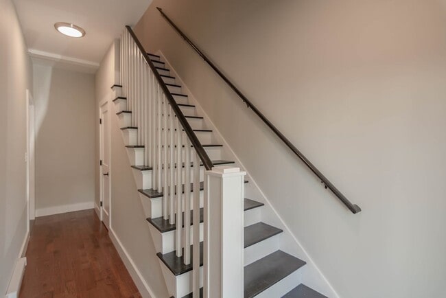 Building Photo - 71 Savin St