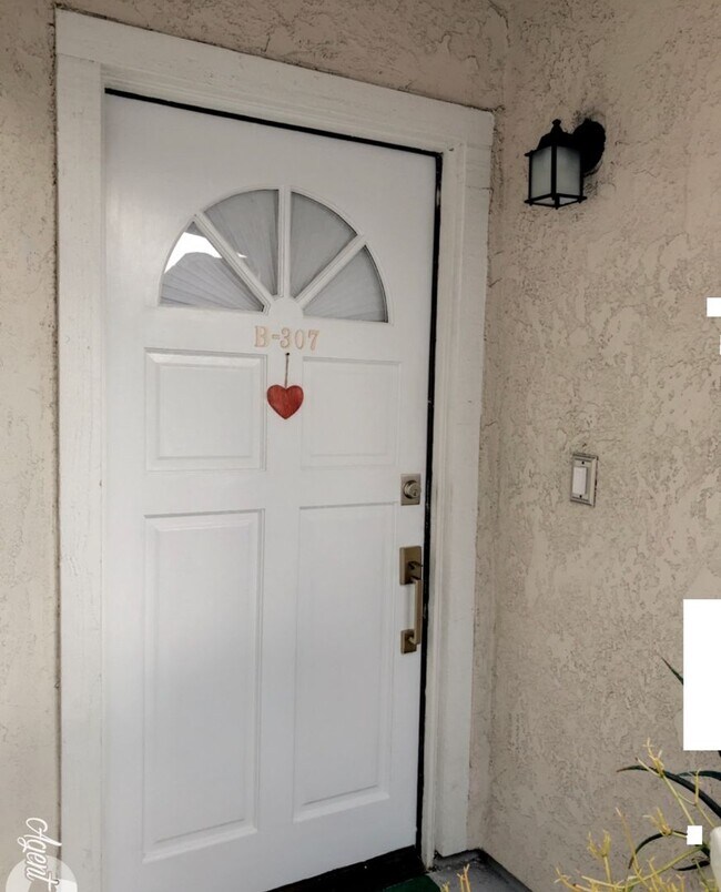 Building Photo - Rare 3 bed 2 bath Townhome available now.