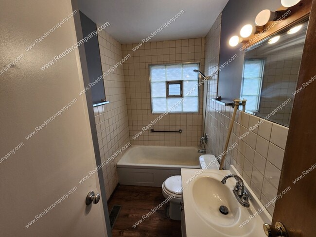 Building Photo - 3 bedroom 1 bathroom Ranch with a 2 car garage