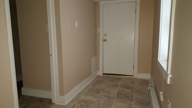 Building Photo - Welcome home to this charming and spacious 2-bedroom, 2 full bathroom single-family home in Edgew...