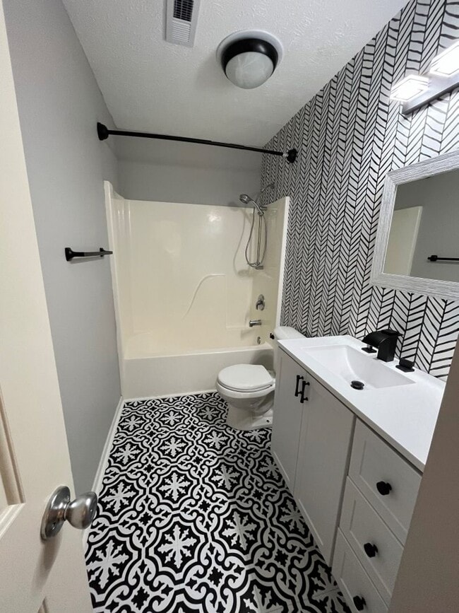 Building Photo - Home For Rent Bellevue.