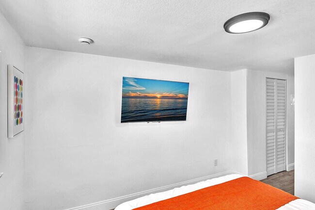 Building Photo - 1568 NE 35th St