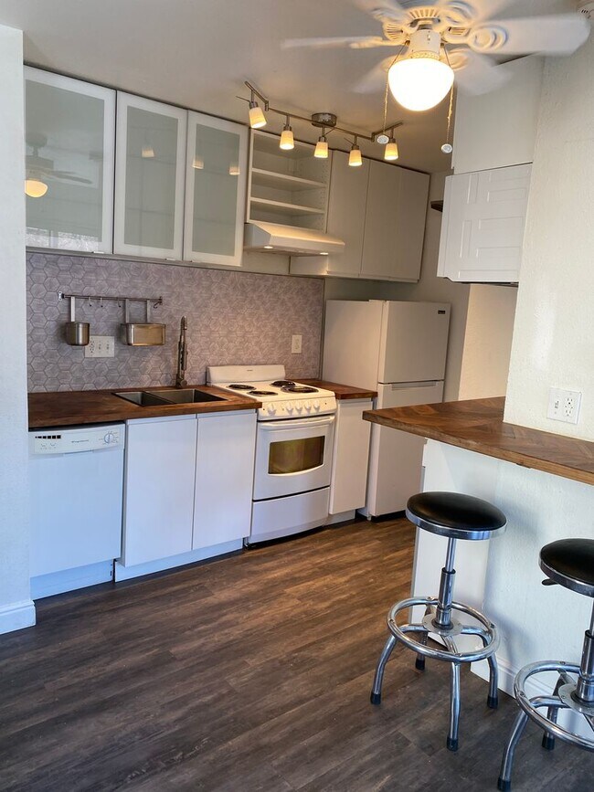 Building Photo - Cozy and Recently Updated 1BR with Firepla...