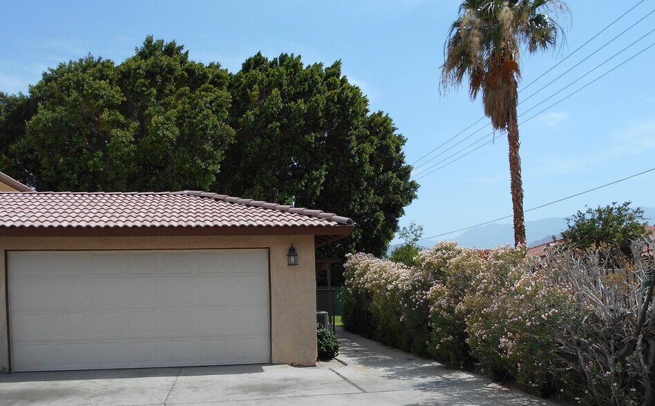 2 car garage - 32305 Rancho Vista Dr