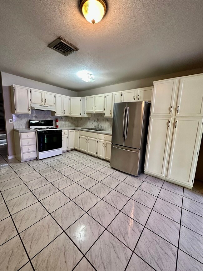 Building Photo - 4610 Retama Dr