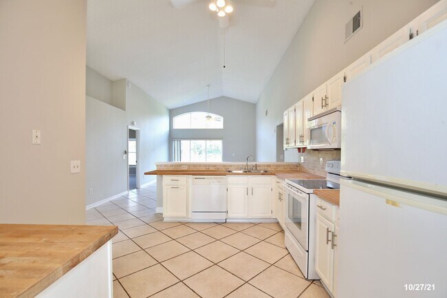 Building Photo - Stunning 3/2 Home with a Spacious 2 Car Ga...