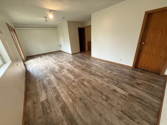 Building Photo - 4 Bed 2 Bath- 2 Story Single Family Home