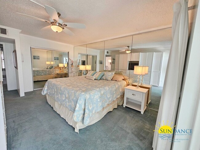 Building Photo - Spacious waterfront furnished condo in Des...