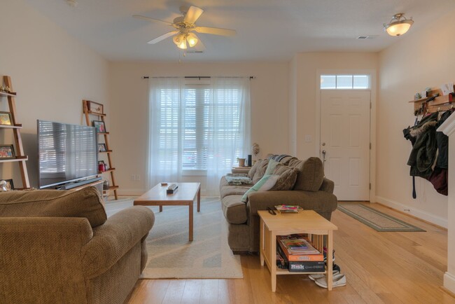 Building Photo - 250 Sheliah Ct