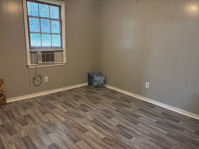 Building Photo - 390 N King St