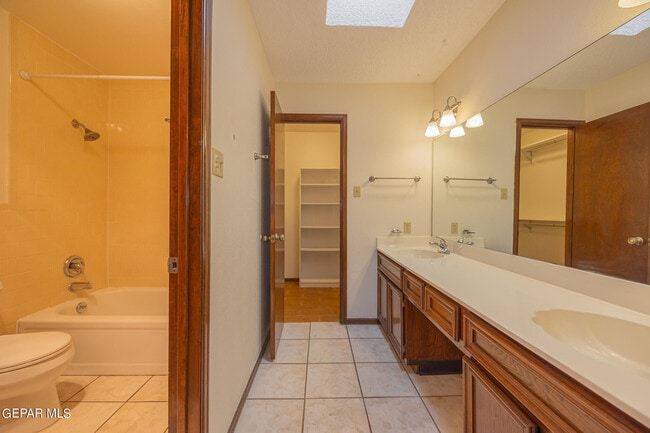 Building Photo - 6851 Ridge Top Dr