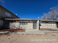 Building Photo - 2 Bedroom 1 Bath Condo Near Cheyenne and R...