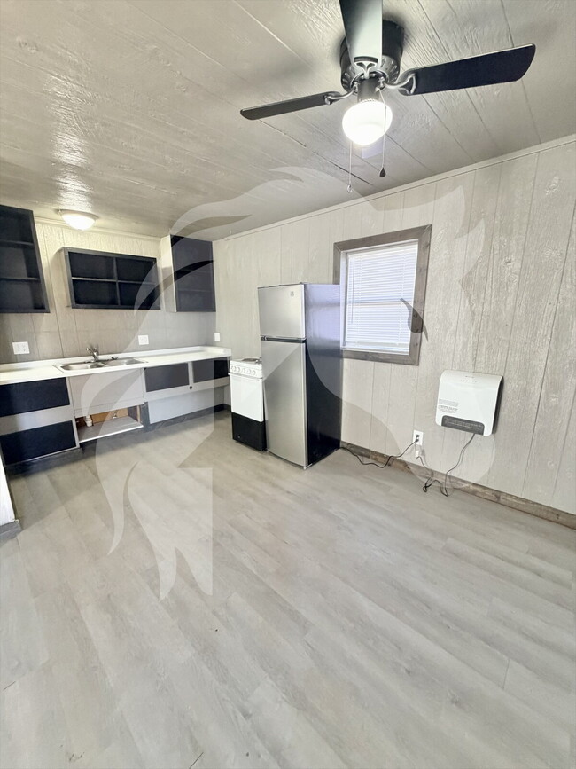 Building Photo - "Charming Studio Retreat at 334 1/2 South Pine Street, Ponca City!"