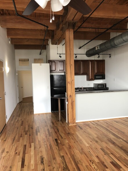 Building Photo - 1250 W Van Buren St
