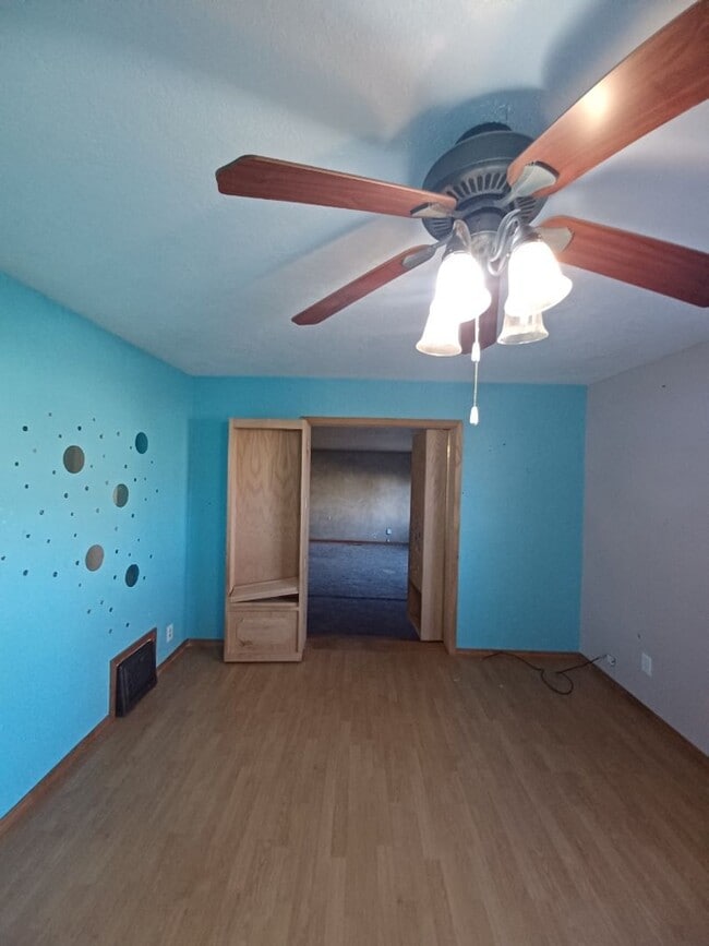 Building Photo - 3 bed, 2 bath