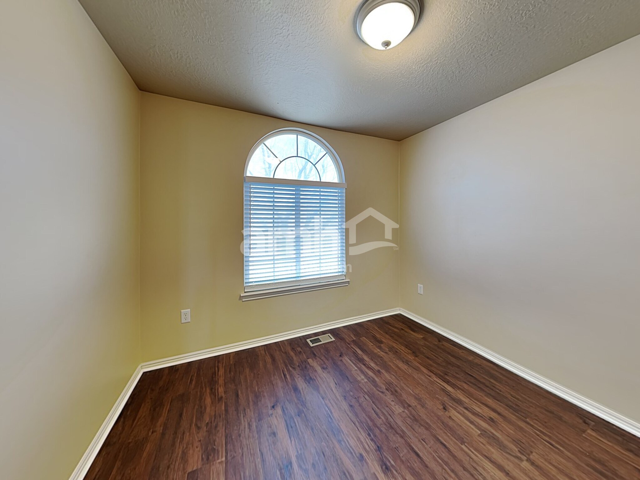 Building Photo - 1381 N 550 E