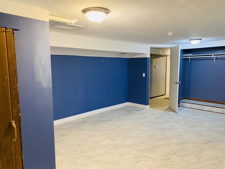 Building Photo - 4533 University Ave NE