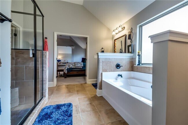 Building Photo - 2216 Golden Eagle Dr