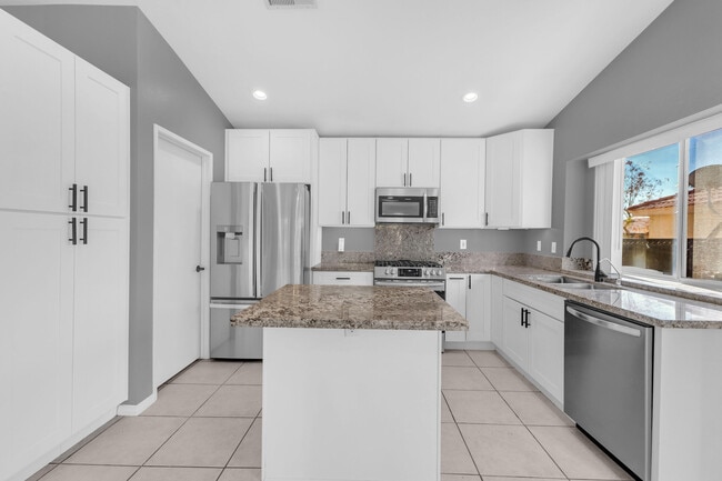 Building Photo - 44295 Las Vistas Dr