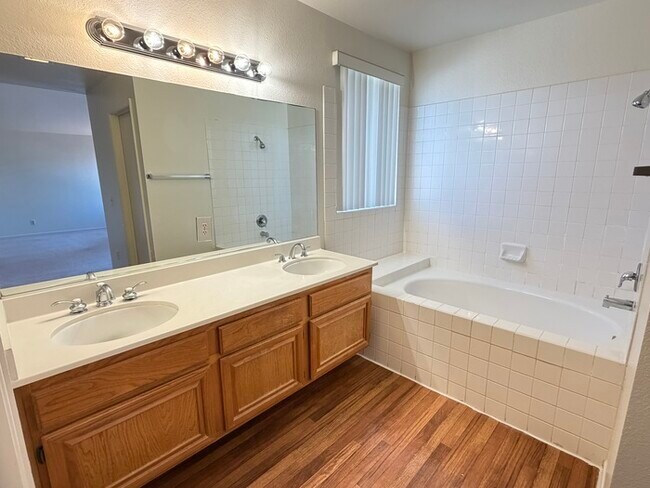 Building Photo - Carry Over Showing: This property has been shown before and will be rented to the first most qual...
