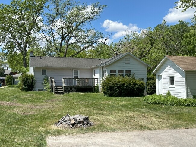 Building Photo - 2104 Iowa St