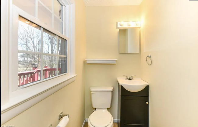 hall bath in master bedroom - 121 Park Dr