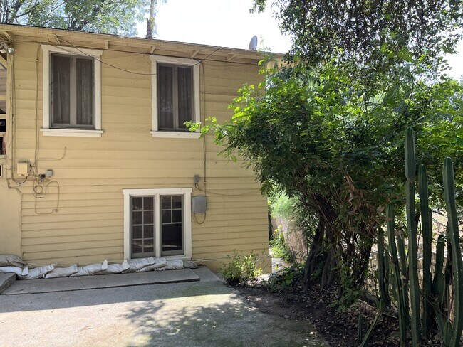 Duplex - 3113 Raymond Ave