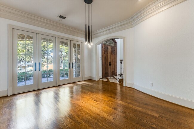 Building Photo - 6416 Dykes Way