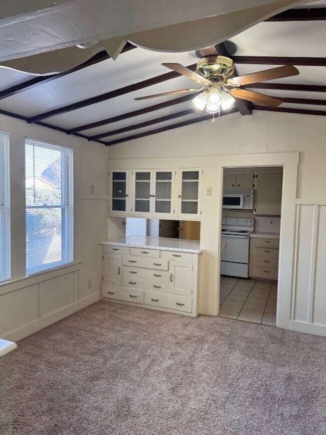 Building Photo - Charming Vintage Home