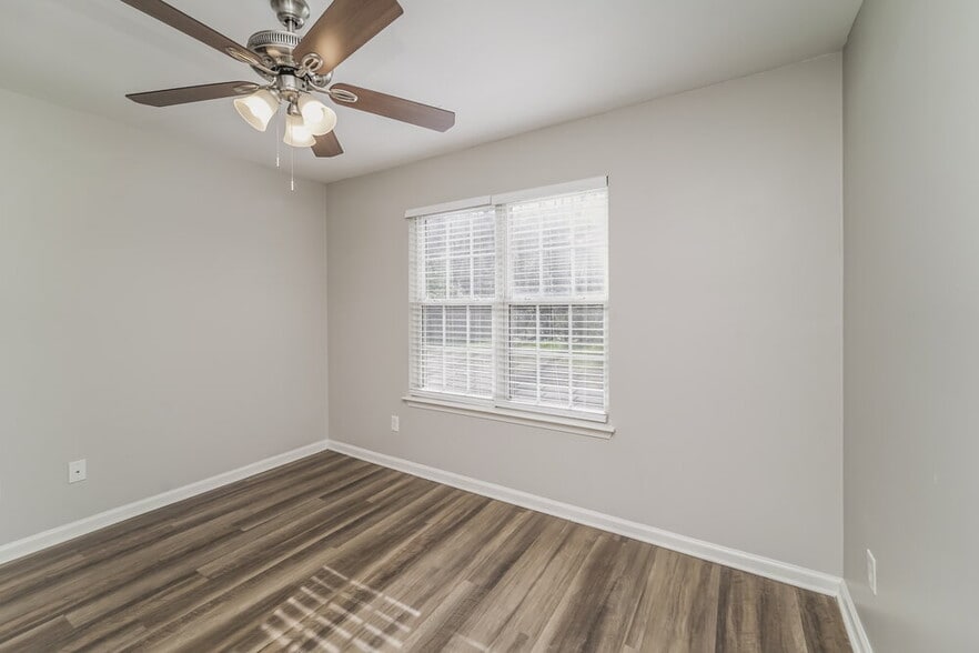 Building Photo - 2733 Fairstone Ave