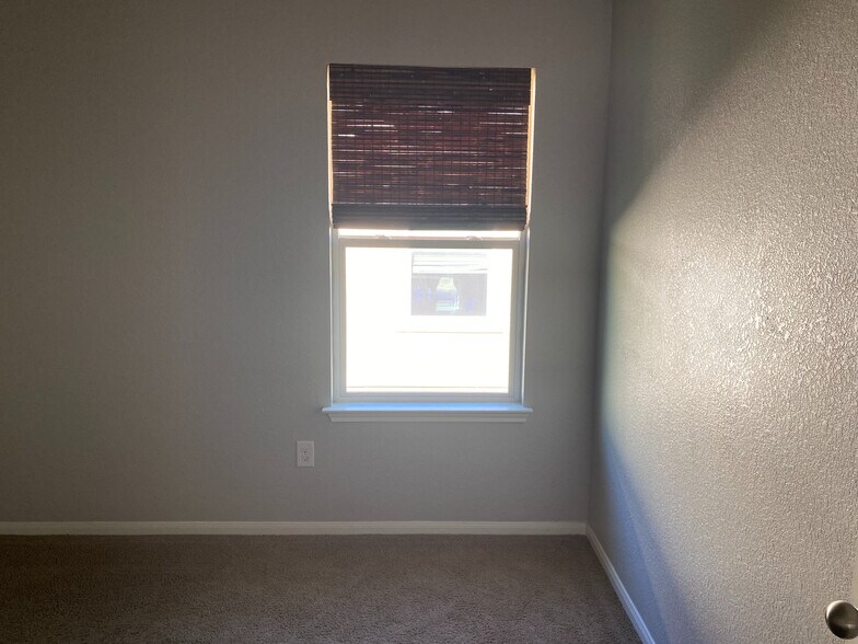 Building Photo - Room in House on Tilmon Ln