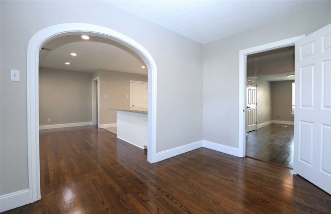 Building Photo - 5520 Lawson St