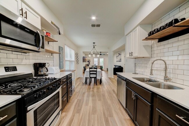 Building Photo - 4405 Button Bend Cir