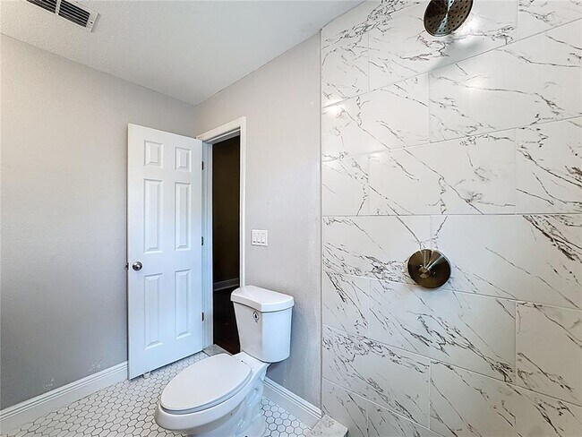 Building Photo - 2409 Drake Dr