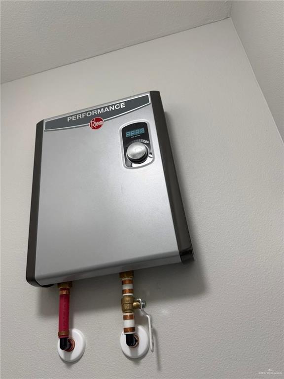 Building Photo - 9 E 8th St