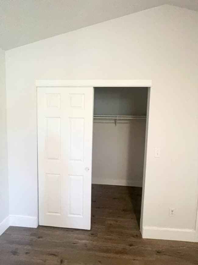 Building Photo - Darling Elk Grove Halfplex!