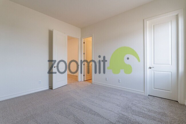 Building Photo - Beautiful Views!