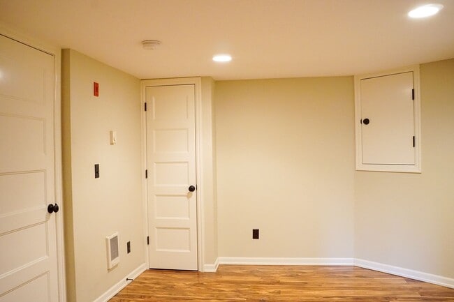 Building Photo - Beautifully Updated 2-Bed w/Condo Grade Fi...