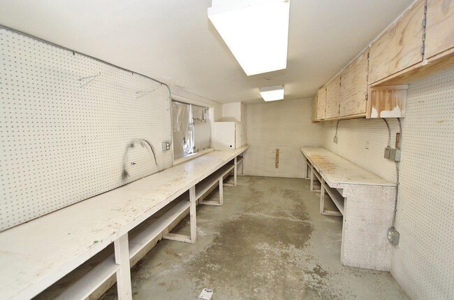 Building Photo - 2412 Robert Ave