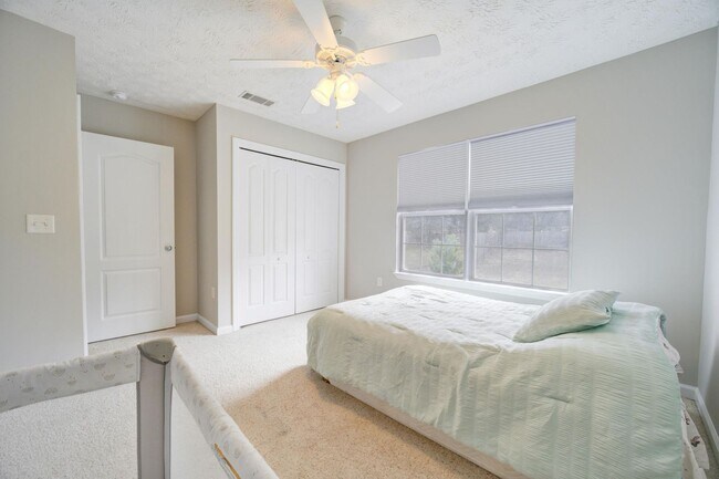 Building Photo - 3 Bedroom with a Fabulous Florida Room in Crestview!