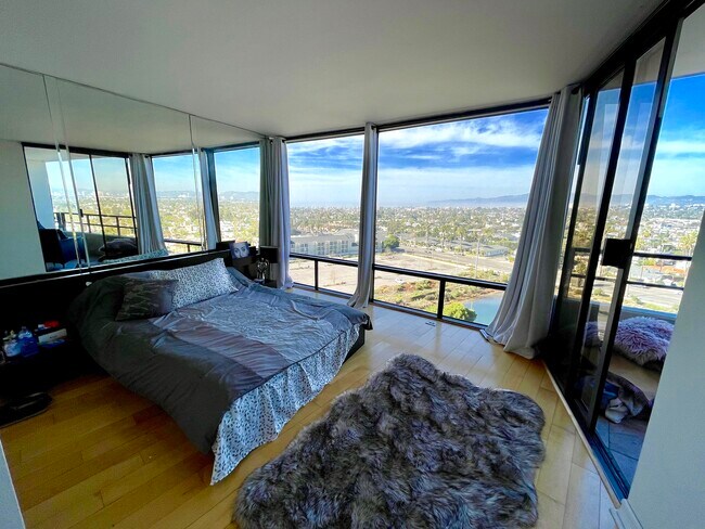Building Photo - 4265 Marina City Dr