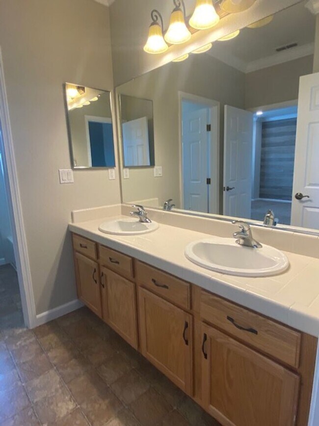 Building Photo - Immaculate home in W. Roseville!