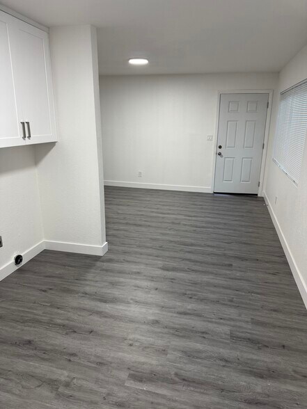 Building Photo - 583 W 16th St