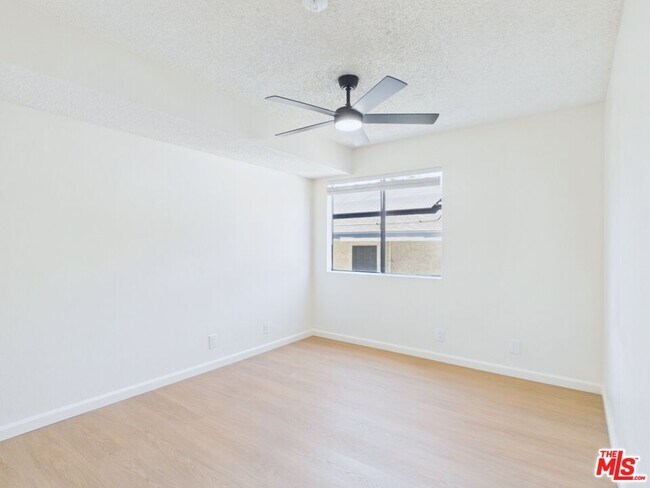 Building Photo - 236 S Ave 55