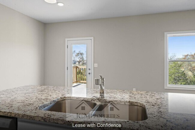 Building Photo - 905 Camden Ct