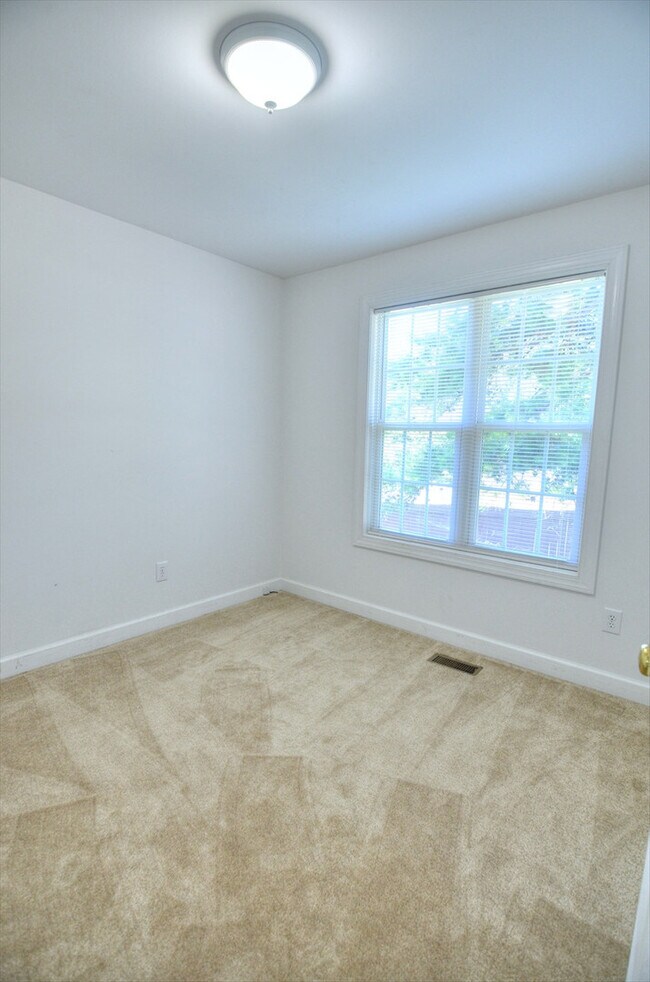Building Photo - Three Bedroom House in Hillsborough - Available August 8th!