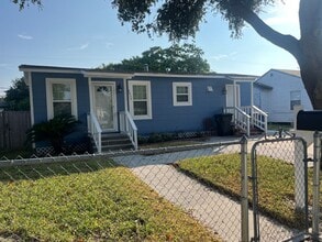 Building Photo - Well Maintained Two Bedroom One Bath!