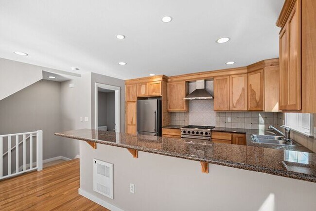 Building Photo - Immaculate Urban Townhome in Famed Alaska ...